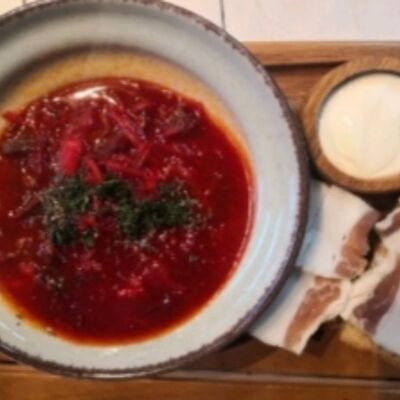 Борщ со сметаной и домашним салом на ржаном хлебе в Хлеб и булки по цене 740 ₽