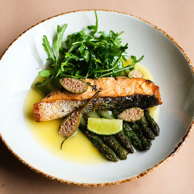 Стейк из лосося со спаржей в СВОИ по цене 43 р.