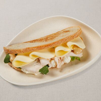 Сэндвич с цыпленком и шпинатом в Мука и Фартук по цене 324 ₽