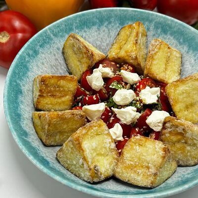 Салат с хрустящими баклажанами в Хачапуридзе по цене 590 ₽