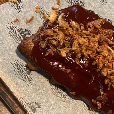 Свиные ребрышки в Папаша Билли по цене 890 ₽