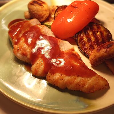 Куриная грудка с соусом тимьян и овощами гриль в Эник Беник по цене 985 ₽