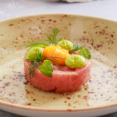 Тартар из тунца с авокадо в Isola по цене 790 ₽