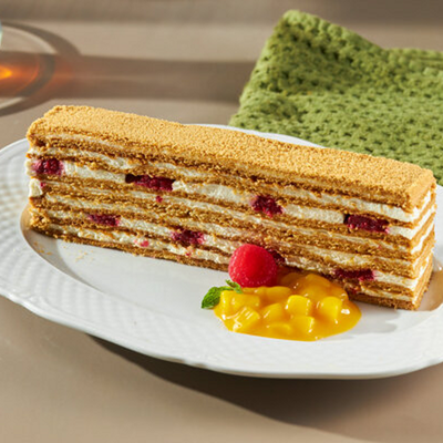 Медовик с ягодной прослойкой в Plov Project по цене 410 ₽