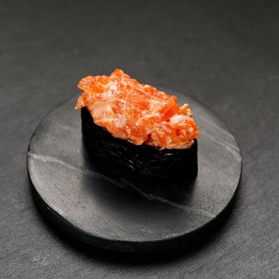 Спайси суши с лососем в Yuzawa Sushi по цене 160 ₽