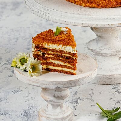 Пирожное Медовик карамельный в Кондитерская СантОноре по цене 209 ₽