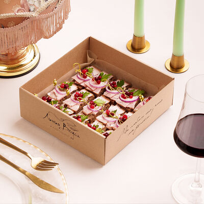 Закуска с копченой грудкой на ржаном тосте с горчичным муссом в Линия Вкуса по цене 2200 ₽