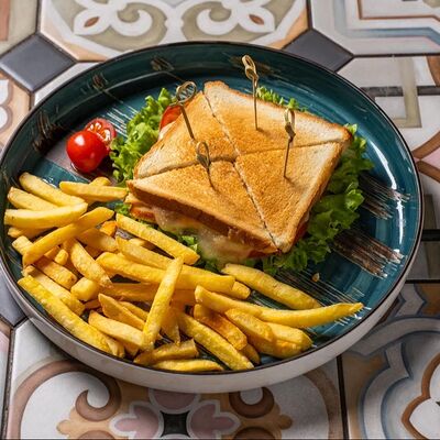 Клаб-сэндвич с курицей и картофелем фри в Каретный дворик по цене 630 ₽