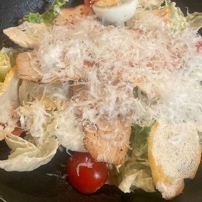Цезарь с куриной грудкойв Ribs по цене 520 ₽