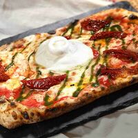 Фокачча с бурратой в Mama Roma