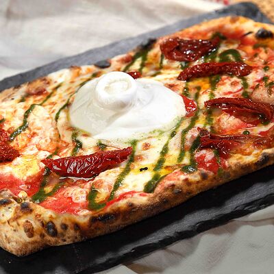 Фокачча с бурратой в Mama Roma по цене 938 ₽