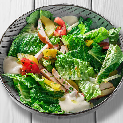 Салат с копчёным цыплёнком и персиками в Перчини по цене 660 ₽