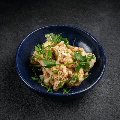 Цветная капуста, кешью, кунжутный соус в Tehnikum по цене 560 ₽