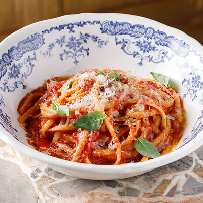 Лингвини с томатами и прованскими травами в Joli grand bistrot по цене 950 ₽
