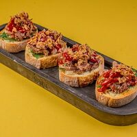 Рокетсы с говядиной и тонкацу в The Rocket Bar