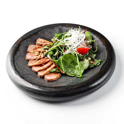 Салат с уткой в пекинском стиле в Chojo Izakaya по цене 850 ₽