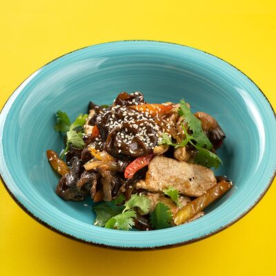 Свинина жареная в соусе черный перец в ТаКима по цене 666 ₽