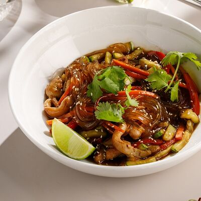 Стеклянная лапша с цыпленком и овощами в соусе терияки в Кукумбер по цене 490 ₽