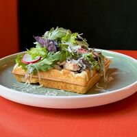 Бельгийская вафля с цыплёнком и грибами в Muus