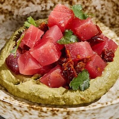 Тартар из тунца с гуакамоле и вялеными томатами в Гастробар DOM по цене 680