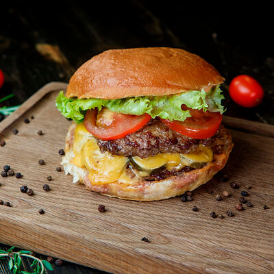 Гамбургер с отбивной в Мангал & Кебаб по цене 339 ₽