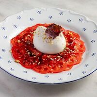 Буратта с соусом песто, клубникой и томатами в Padre Khinkali