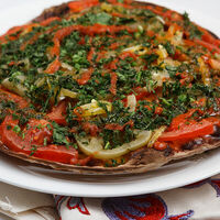 Тонкая лепешка с зеленымим помидорами, цицмати и сыром в Вертели