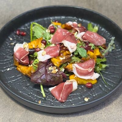 Салат с копченой уткой,тыквой и гранатовой мелассой в Семейное кафе Дача по цене 865 ₽