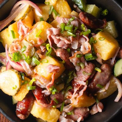 Немецкий картофельный салат с охотничьими колбаскамив Old Whale pub по цене 620 ₽