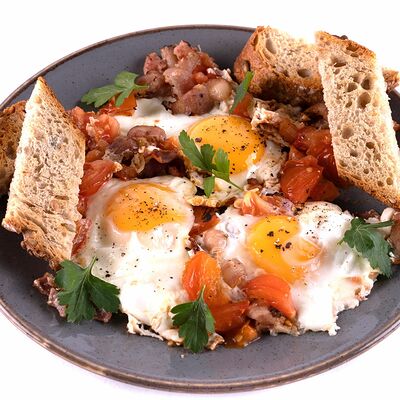Глазунья с жареным беконом и томатами в Kitchen по цене 380