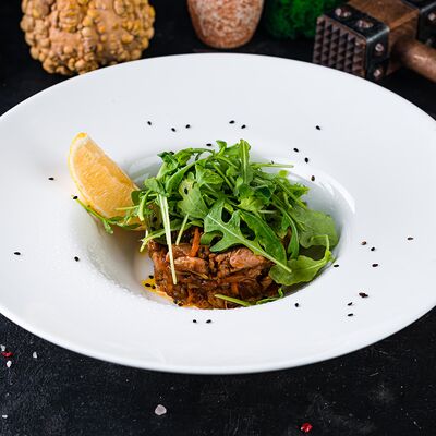 Теплый салат со свининой и лисичками в ШКВАРКИ по цене 17 р.