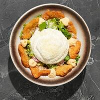 Салат с куриным попкорном в Hiro izakaya