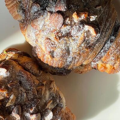 Шоколадно-миндальный круассан в Немузей по цене 395 ₽