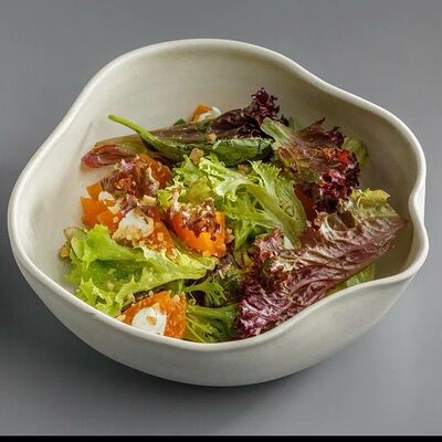 Хурма с козьим сыром и орехамив Hug по цене 550 ₽