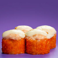 Половинка запеченного ролла с лососем и моцареллой в Food taxi