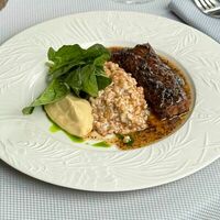 Томленый ягненок с полбой и пюре из корня сельдерея в Le grill