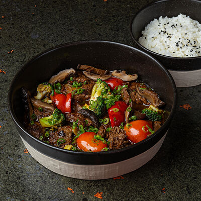 Говядина с овощами в соусе Блекбин с рисом в Sumo Izakaya по цене 980 ₽