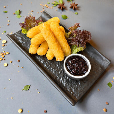 Жареная моцарелла со смородиновым компоте в В Питере пить по цене 615 ₽