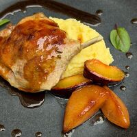 Утка с апельсиновым соусом и сливой в Encore Cafe