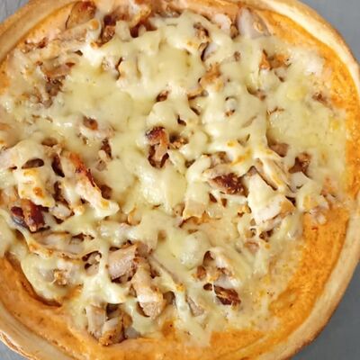 Пицца с курицей и сыром в Мистер пицца по цене 290 ₽