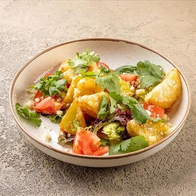 Салат с хрустящим баклажаном и солёным сыром в У рыбака по цене 650 ₽