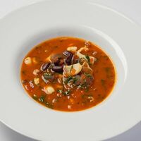 Суп с мини-кальмарами и фасолью в Romano