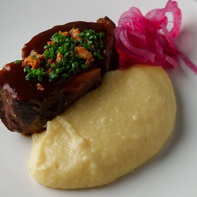 Говяжья щечка с картофельным пюрев Cherish по цене 1190 ₽