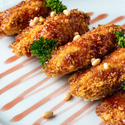 Жареный сулугуни с брусничным соусом и розовыми томатами доставка в Еда Да по цене 520 ₽