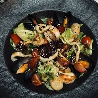 Салат с морепродуктами в Edateca