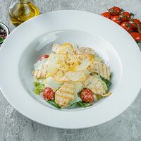 Цезарь с курицей в PizzAmore