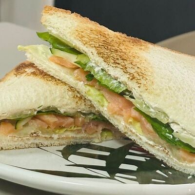 Сэндвич с лососем в Хорошие Хинкали по цене 430 ₽