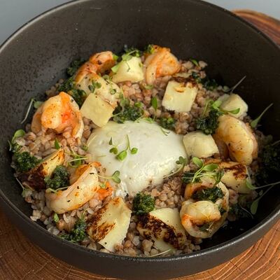 Гречка с адыгейским сыром, креветками и яйцом пашот в Voodoo bar по цене 850 ₽