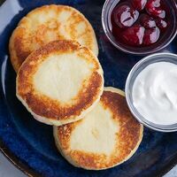Сырники без сахара из фермерского творога на рисовой муке с малиновым соусом и сметаной в Разные Зерна