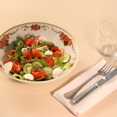 Салат с форелью, помело и сливочным муссомв Моне по цене 1020 ₽